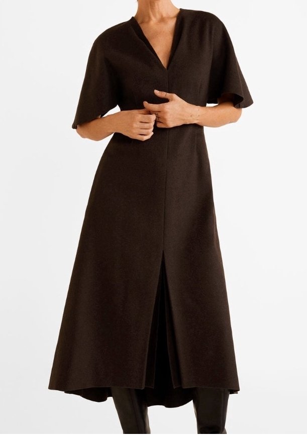 Brązowa sukienka do kolan z głębokim dekoltem w kształcie V, krótkimi rękawami i rozcięciem z przodu, wykonana z miękkiego, teksturowanego materiału. Dopasowana w talii.