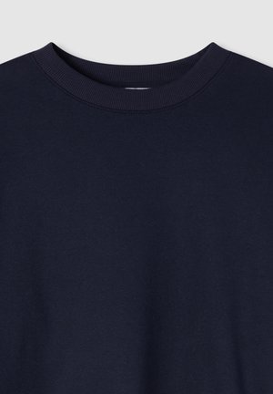 Granatowa bawełniana bluza z okrągłym dekoltem, z ryżowym splotem, miękka w dotyku, bez widocznych wzorów ani akcentów. Minimalistyczny design.