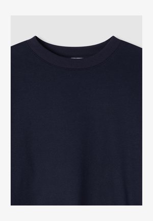 Granatowa bawełniana bluza z okrągłym dekoltem, z ryżowym splotem, miękka w dotyku, bez widocznych wzorów ani akcentów. Minimalistyczny design.