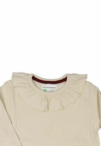 Krämlik färgad långärmad skjorta med ribbad textur och volangkrage, med en vinröd nackdetalj. Varumärkesetikett synlig.