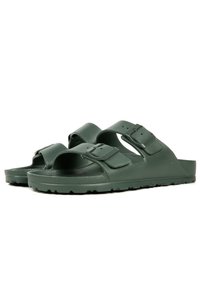 Sandales vertes en matière synthétique texturée, dotées de deux sangles réglables avec boucles et d'une semelle extérieure robuste pour une bonne adhérence.
