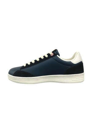 Sneaker navy con tomaia in pelle, dettagli in suede, suola in gomma bianca e lacci crema. Presenta una punta arrotondata e un minimo dettaglio di branding.