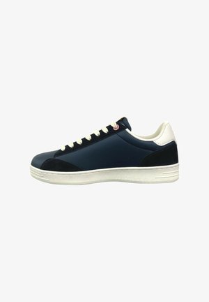 Sneaker navy con tomaia in pelle, dettagli in suede, suola in gomma bianca e lacci crema. Presenta una punta arrotondata e un minimo dettaglio di branding.