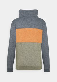 Sweat-shirt à col montant en gris, orange et vert olive. Il présente un design en blocs de couleur, un tissu texturé, ainsi que des poignets et un ourlet côtelés.