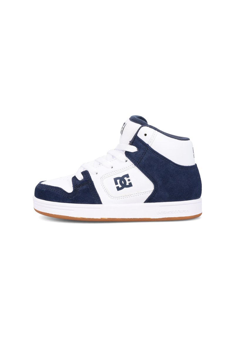 Vysoké tenisky z bielej kože a námorníckeho semifinálu, biele šnúrky, gumená podrážka a logo DC na boku.