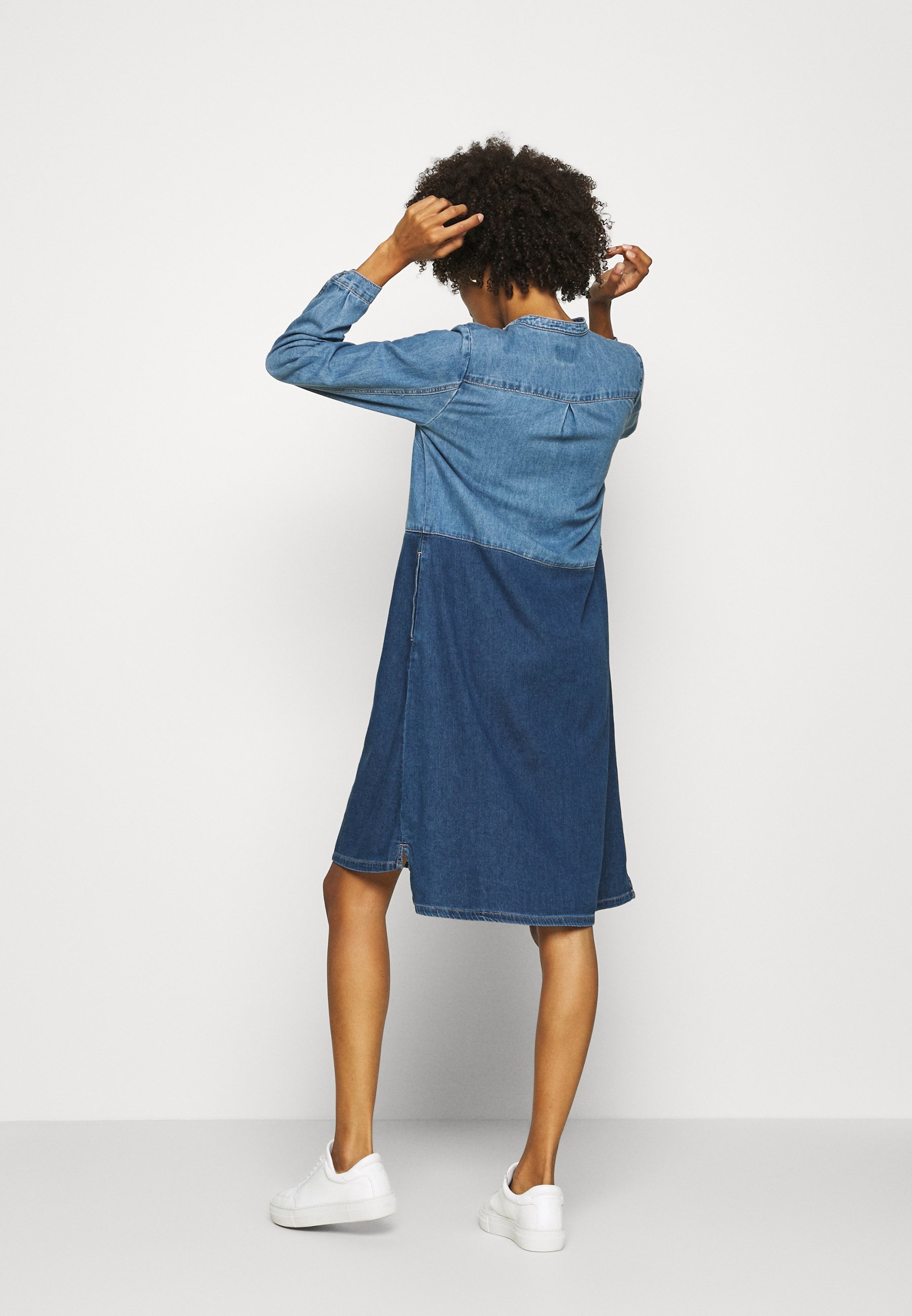 Culture CUPAOLA DRESS Jeansklänning medium blue washblå Hollister Co. Jeansjacka medium washblå denim Zalando.se
