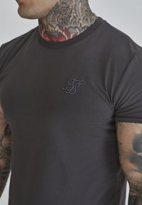 SIKSILK MUSCLE FIT - Základné tričko - grey