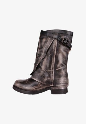 Graubrauner Leder-Stiefelette mit gefaltetem Design, schwarzem Riemen und Schnallendetail. Großer Absatz mit strukturierter Oberfläche und abgerundete Zehenpartie.