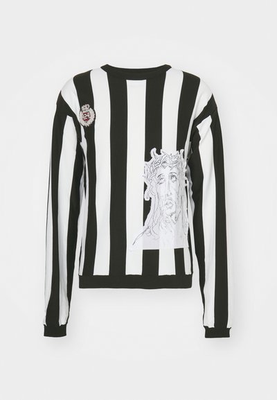 Schwarz-weiß gestreifter Sweatshirt mit rundem Ausschnitt, versehen mit einem gestickten Bild einer gekrönten Figur und einem Abzeichen auf der Brust.