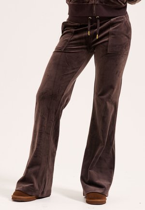 Braune Velours-Hosen mit ausgestellter Form, ausgestattet mit zwei Vordertaschen, einem Kordelzugbund und einer weichen, glatten Textur.