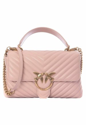 Borsa a mano in pelle trapuntata di colore rosa chiaro con catena dorata, manico superiore e una chiusura decorativa con due uccelli.