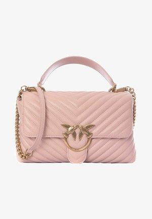 Borsa a mano in pelle trapuntata di colore rosa chiaro con catena dorata, manico superiore e una chiusura decorativa con due uccelli.