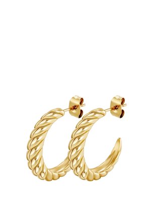 Paire de petites boucles d'oreilles créoles torsadées en or avec tige et fermoirs papillon sur fond blanc.