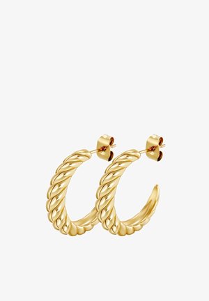 Paire de petites boucles d'oreilles créoles torsadées en or avec tige et fermoirs papillon sur fond blanc.