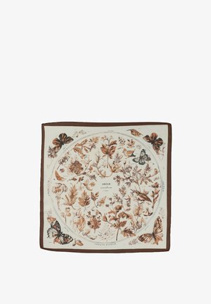 Kwadratowa apaszka z brązową obwódką, zdobiona szczegółowymi botanicznymi i motylim ilustracjami w odcieniach brązu i beżu, oznaczona francuskimi słowami.