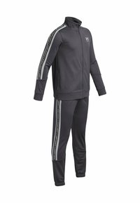 Ensemble de sport noir avec une veste zippée et un pantalon assorti. Caractéristiques des bandes latérales réfléchissantes et une texture douce et lisse.