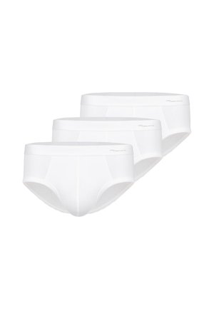 Drie witte katoenen herenslips die overlappend in een diagonale rij op een witte achtergrond liggen.