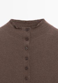 Maglione marrone lavorato a maglia con collo alto, patta con cinque bottoni e dettagli a coste su collo e orlo. Tessuto liscio.