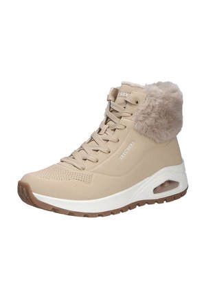 Baskette beige montante avec un laçage à l'avant, semelle intermédiaire blanche, semelle extérieure marron et détail de col en fausse fourrure peluche.
