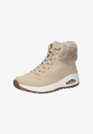 Beige hoge sneakers met vetersluiting aan de voorkant, witte tussenzool, bruine buitenzool en luxe nepbont kraagdetails.