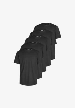 Fünf schlichte schwarze Kurzarm-T-Shirts mit Rundhalsausschnitt, gestaffelt vertikal auf weißem Hintergrund angeordnet.