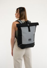 Johnny Urban ROBIN MEDIUM BIKE - Hátizsák - schwarz reflektierend