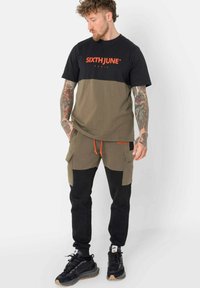 Sixth June BICOLORED - Camiseta estampada - khaki