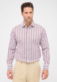 Langarmshirt met verticale strepen in wit en tinten bordeauxrood, met een button-down kraag en knopen aan de voorkant.