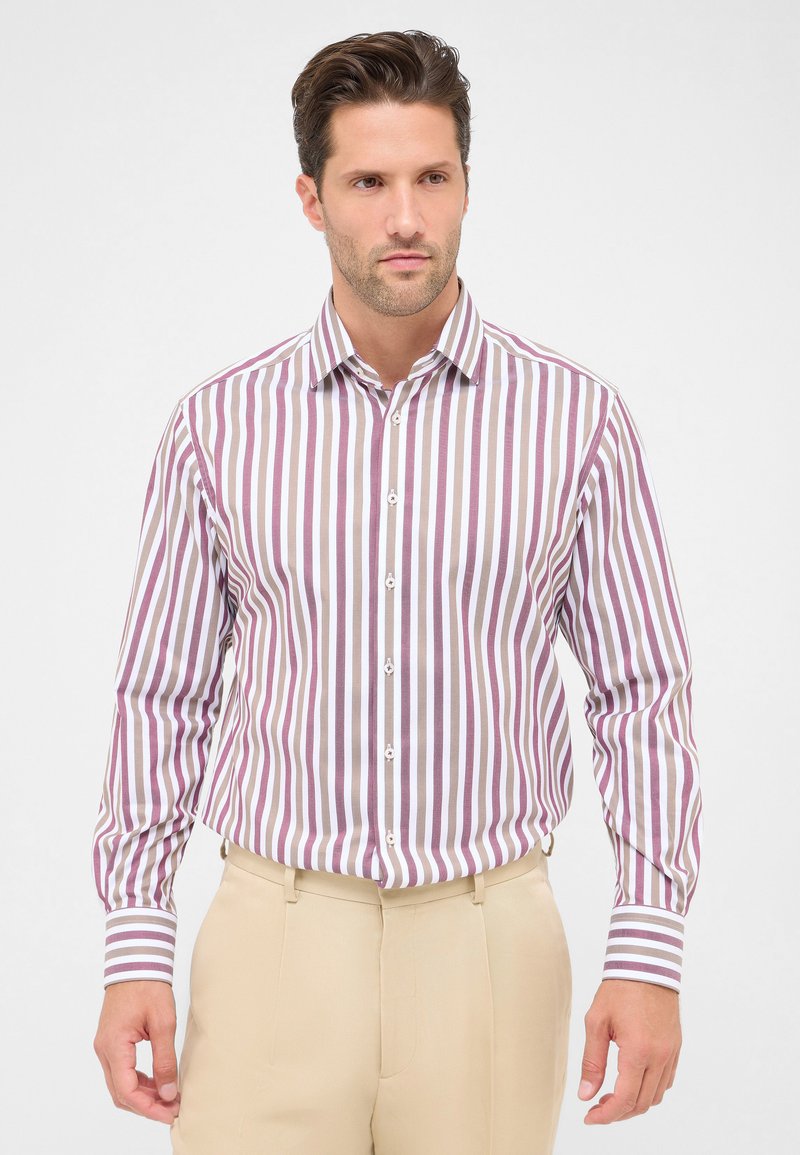Langarmshirt met verticale strepen in wit en tinten bordeauxrood, met een button-down kraag en knopen aan de voorkant.