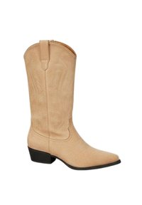 Bottine de cowboy en suède beige avec un bout pointu, des coutures décoratives et un petit talon en bloc. Présente une fermeture éclair à l'arrière pour un enfilage facile.