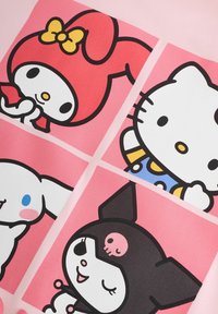 Quattro personaggi dei cartoni animati dai colori vivaci su uno sfondo rosa: un coniglio rosso con un fiocco, un gatto bianco a strisce, un coniglio bianco e un gatto nero con orecchie.