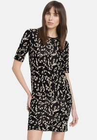 Schwarzes, kurzärmliges Kleid aus strukturiertem Stoff mit einem beigen Tiermuster, taillierte Silhouette und rundem Ausschnitt.