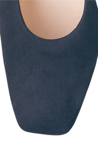 Escarpin en suède bleu marine avec un bout carré et un détail découpé révélant une doublure intérieure lisse. Surface texturée sans matériel visible.