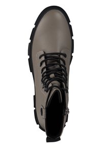 Bota de cuero gris con cordones y suela negra. Presenta una superficie ligeramente texturizada, diseño de media caña y cremallera lateral para facilitar el uso.