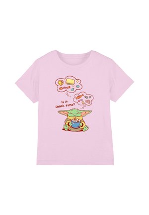 Kindgerechtes rosa T-Shirt mit einer Cartoonfigur in Grün, die eine Schale hält und an verschiedene Snacks denkt mit dem Text „Ist es Snack-Zeit?“