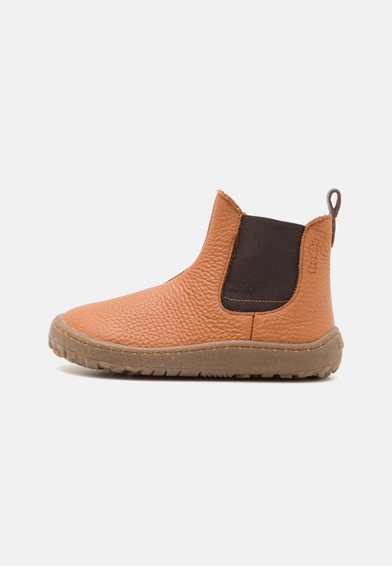 Bottes en cuir fauve à la cheville avec panneaux latéraux élastiques noirs, dessus texturé, languette de tirage au talon et semelle en caoutchouc. Conception à bout arrondi.