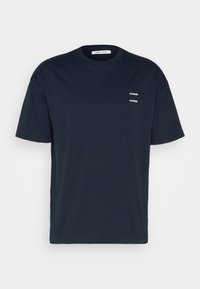 Tamsiai mėlynas medvilninis t-shirt su apvalia iškirpte. Ant kairės krūtinės yra du maži balti spausdinti "SAMSOE" logotipai. Trumpomis rankovėmis, įprasto silueto.