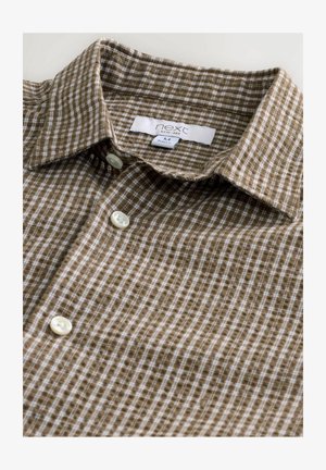 Rudas languotas marškiniai su mygtukais, pagaminti iš minkštos tekstūros audinio. Sukurta klasikinė apykaklė ir balti mygtukai. Matoma etiketė.