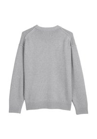 Pull en tricot gris avec un col rond, des poignets et un ourlet côtelés. Le design comprend des manches raglan et une texture lisse.