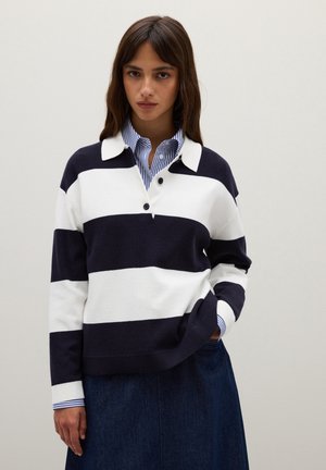 Navy en witte gestreepte pullover met een kraag en drie knopen, gedragen over een blauw gestreeerd shirt. Het heeft een soepele gebreide textuur.