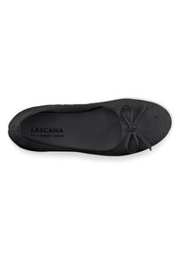 Scarpe nere flat con una tomaia texturizzata, punta rotonda e un dettaglio a fiocco. Presentano una soletta imbottita e una suola in gomma bianca. Etichettate "LASCANA."