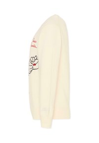 Crème trui met geborduurde handen die een envelop vasthouden met een rode detail. Zachte textuur met geribbelde manchetten en een rechte snit.