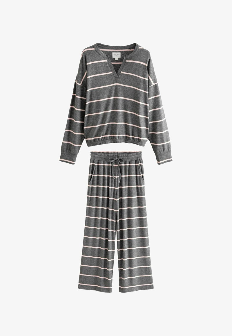 Grå loungewear sæt med en langærmet top og brede bukser, begge med hvide og pink vandrette striber, lavet af blødt stof.