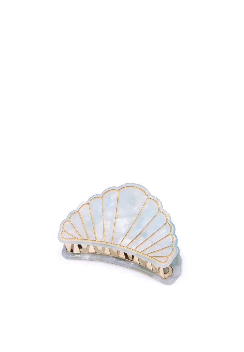Un clip para el cabello en forma de concha, hecho de un material iridiscente con detalles dorados, que presenta un diseño en forma de abanico y múltiples dientes de agarre.