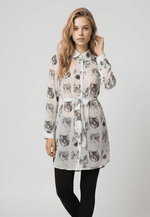 Outfitters Nation, VESTIDO CAMISERO ESTAMPADO CON CINTURÓN DECORATIVO - Vestido camisero - blanco