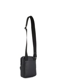 Schwarze Leder-Schultertasche mit verstellbarem Schulterriemen, rechteckiger Form, glatter Oberfläche und einer Seitentasche. Kompakte und minimalistische Gestaltung.