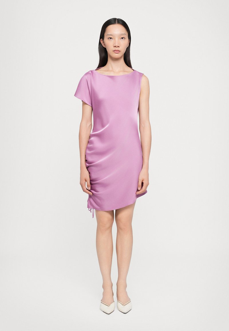 Robe asymétrique à manches courtes en satin violet clair, avec un côté froncé et un détail de cordon, et un ourlet mi-genoux.