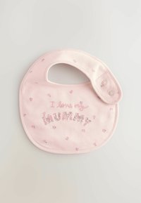 Bavaglino di cotone rosa a forma tondeggiante, con testo ricamato "Amo la mia MAMMA" in lettere luccicanti, accentuato da piccoli motivi floreali. Si chiude con bottoni a pressione.