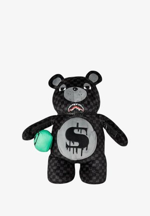 Orsetto di peluche a scacchi neri con muso e pancia grigi, segno del dollaro gocciolante sulla pancia, bocca rossa a forma di squalo, collana a catena, che tiene un sacchetto verde.