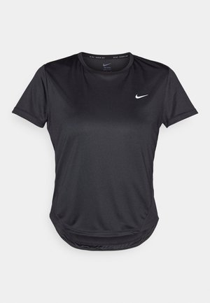 Zwart sportshirt met korte mouwen, gemaakt van glad, ademend materiaal. Heeft een ronde halslijn en een klein wit Nike-logo op de borst.